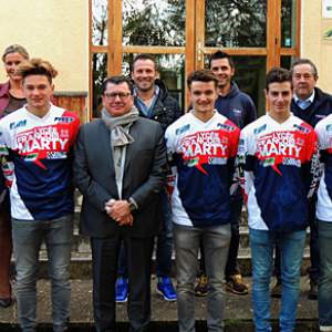 <b>Le Président Bolle entouré des élèves du SES et de l’équipe d’encadrement du lycée.</b>