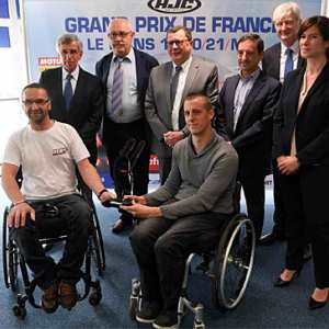 <b>Claude MICHY, François EDOM (adjoint aux sports de la Ville du Mans), Jacques BOLLE (Président de la FFM), Pierre FILLON (Président de l'ACO), Dominique LE MENER (Président du Conseil départemental de la Sarthe), Vanessa CHARBONNEAU (Vice-Présidente du Conseil régional des Pays de la Loire), Marc Tchorz et Nicolas DUVAL (pilotes de l'International Bridgestone Handy Race)</b>