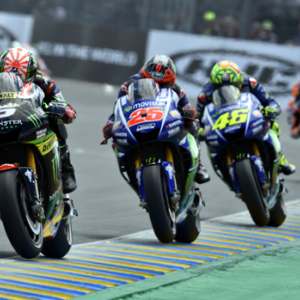 <b>Johann Zarco - Yamaha devant Maverick Vinales - Yamaha, Valentino Rossi - Yamaha et Marc Márquez - Honda (photo wwww.johannzarco.com)</b>