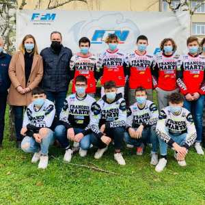 Sébastien Poirier et les élus de la FFM en compagnie de la direction du lycée François Marty et des dix inscrits au site d'excellence sportive.
